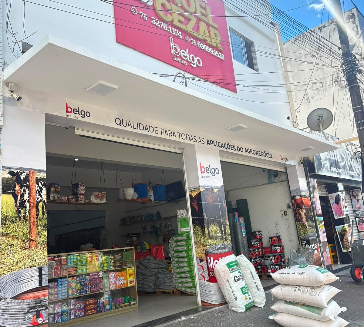 Fachada da loja, com a placa Cerealista Manoel Cezar e as portas abertas