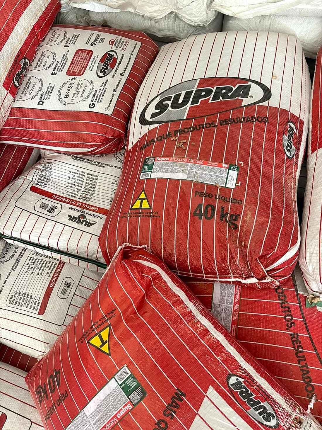 Sacos de ração Supra de 40 kg na loja